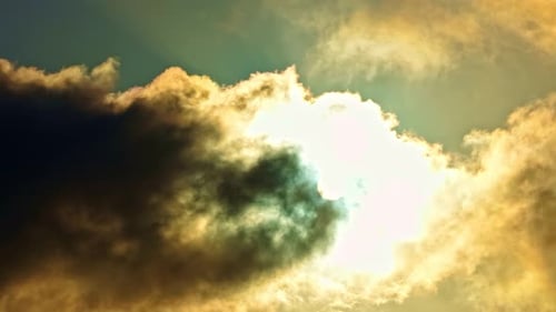 Sonne scheint durch dicke Wolken am dramatisch Himmel