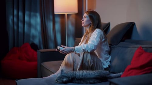 Person, die alleine Videospiele spielt