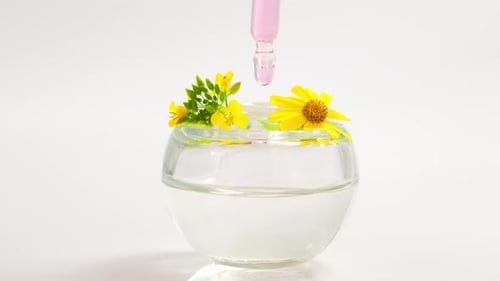 Blütenprodukt aus rosa Öl-Essenz. Aroma-Flüssigkeiten. parfümerie