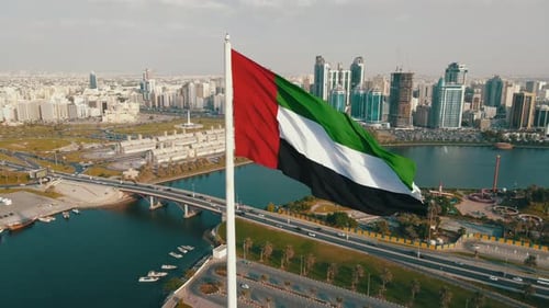 Vídeo aéreo sobre a cidade de Sajara e a bandeira do país