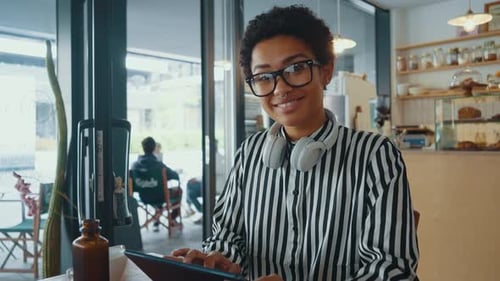 Young business woman relaxing in a cafe.