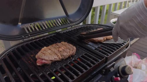 Nahaufnahme eines Steaks auf dem Grill BBQ Fleischsteaks Grillen und Umdrehen auf dem Herd BBQ Grill Hear