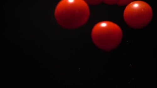 Foto em super câmera lenta da colisão de tomates cereja voadores no ar