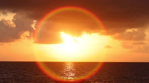 Vue lumineuse sur l'océan au lever du soleil.