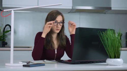 Professionnelle stressée et fatiguée travaillant au bureau à domicile tard le soir, femme d'affaires en souffrance