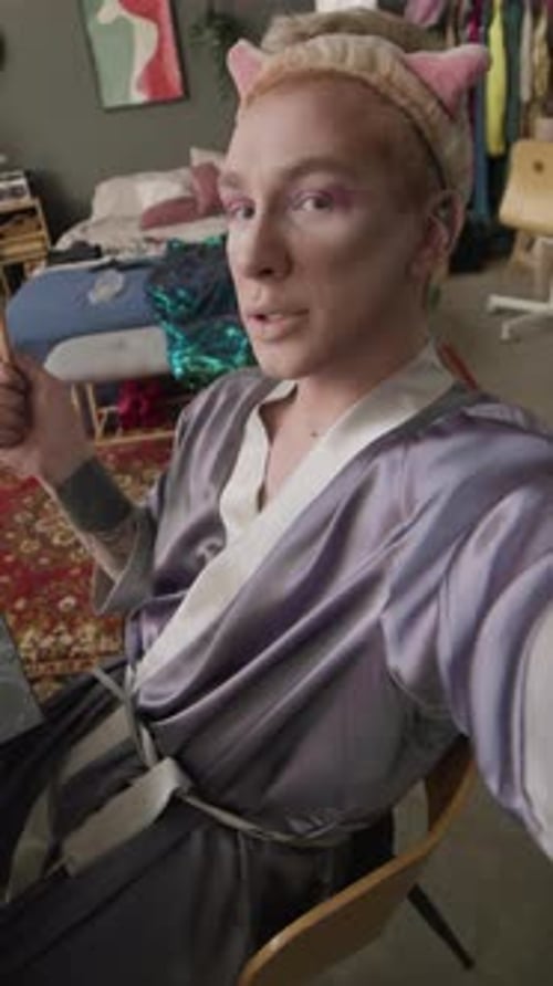 Punto de vista de un hombre queer vlogueando en casa