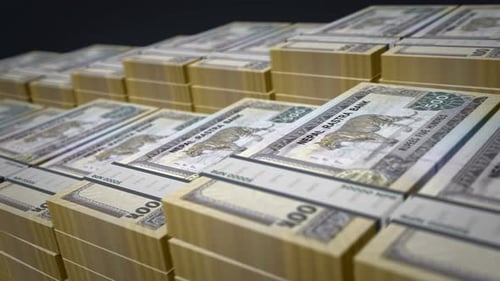 El paquete de billetes de rupias nepalesas crece