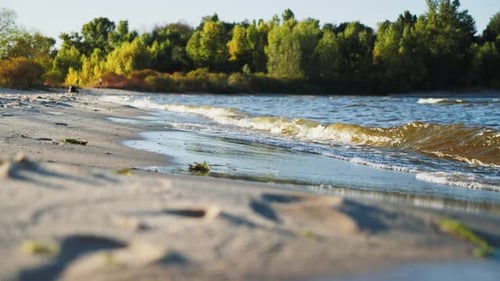 Wunderschöne Wellen rollen über den Fluss, Strand, Nahaufnahme