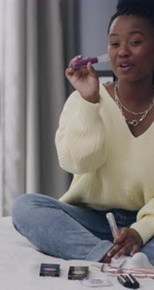 Creadora de contenido, mujer negra parlante y con maquillaje en casa para su aplicación, instrucciones y tutorial