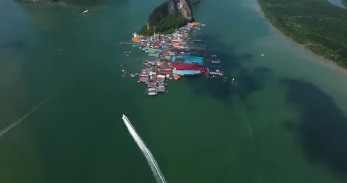 Drohnenschuss über Ko Panyi, auch bekannt als Koh Panyee, in der Provinz Phang Nga, Thailand