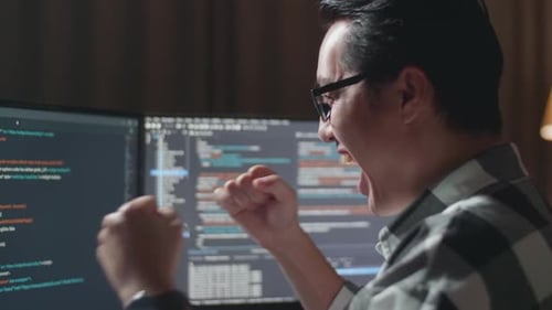 Vista de perto de um programador masculino comemorando o sucesso na criação de um engenheiro de software desenvolvendo aplicativo e programa