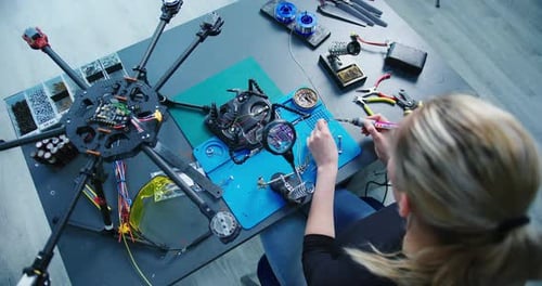 Ingenieur arbeitet in der Werkstatt an einem rennenden FPV-Drohnenkampf-Kamikaze-Bomber