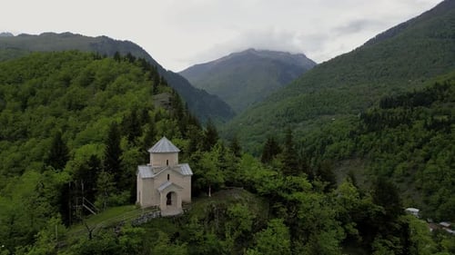 Drohnenblick auf eine kleine Kirche in den Bergen