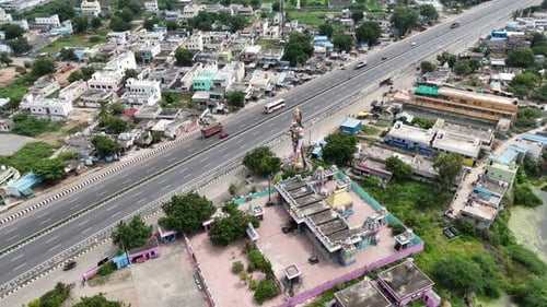 Vue aérienne panoramique de Vijayawada, mettant en évidence le contraste entre la ville animée et la ville tranquille