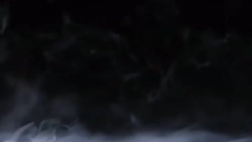 Mystisches rauchiges Textur-Overlay vor dunklem Hintergrund