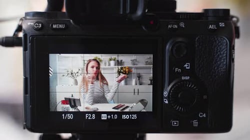Grabación de pantalla de cámara, vloguera, mujer, aplica lápiz labial en los labios, bloguera de belleza, mujer filmando maquillaje