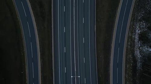 Cautivante vista aérea de una tranquila carretera durante la hora del crepúsculo Imágenes en tiempo real de Scenic