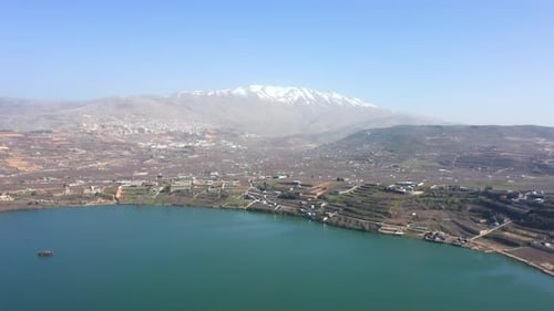 Lago Ram e o monte nevado Hermon no norte de Israel, imagens de Drone