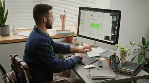 Polyethnischer männlicher Benutzeroberflächendesigner, der Wireframes auf einem Grafiktablett zeichnet