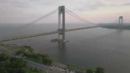 Luftaufnahme der Verrazzano-Narrows-Brücke an einem Sommertag
