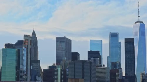 Bajo Manhattan y el puerto de Nueva York en un día soleado con cielos azules