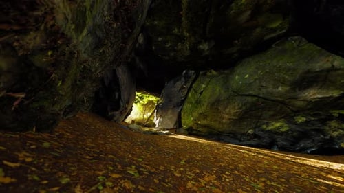 Sonnenlicht in der Höhle