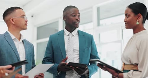Gens d'affaires, travail d'équipe et tablette pour la recherche en ligne, la dématérialisation et l'information sur les technologies numériques