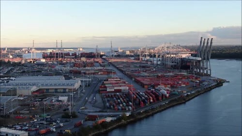 Foto aérea de drone do Porto de Southampton. Terminal de contêineres movimentado com navios e guindastes.
Como