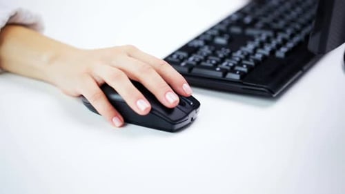 Geschäfts-, Bildungs-, Technologie- und Elektronikkonzept - Frauenhand beim Tippen am Computer