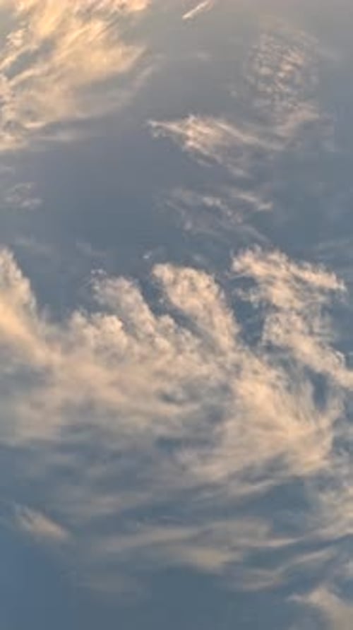 Timelapse : cumulus moelleux se déplaçant dans un ciel lumineux au coucher du soleil, nature aérienne abstraite, océan d'été