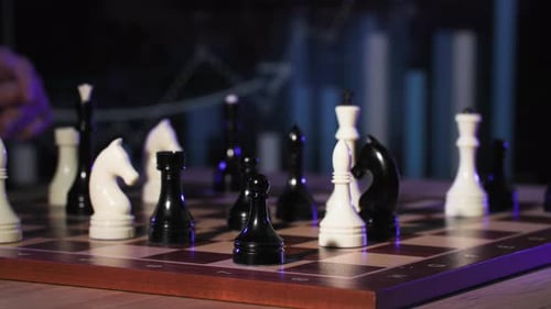 Schachspiel Mann und Frau bewegen Schachfiguren auf einem Schachbrett und besprechen den nächsten Zug, Hände aus nächster Nähe