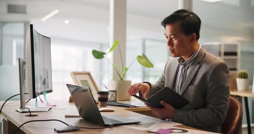 Homem corporativo, online e asiático com laptop, escritório e gerente de vendas com notas para o projeto
