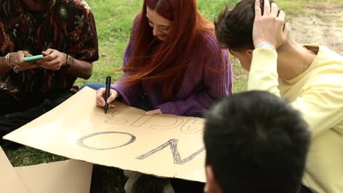 Une joyeuse assemblée d'amis partage un moment de bonheur et de complicité dans le parc.