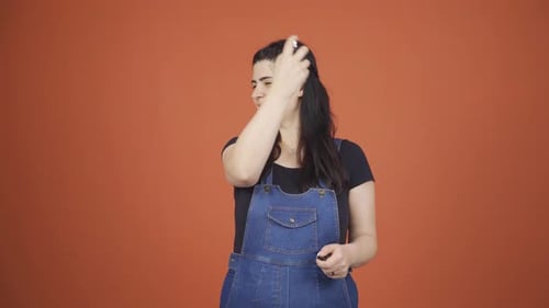 La mujer que se perfuma y huele bien.