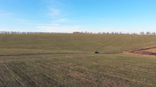 Sobrevoando um veículo fora de estrada em movimento na zona rural