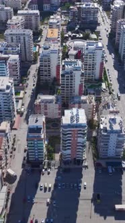 Diseño urbano vertical repleto de vídeos de la ciudad de Alanya capturado desde arriba con nuevas torres entre