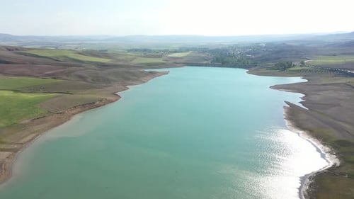 Vue aérienne du lac et de la rive aride du lac et du canton