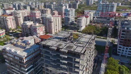 Vídeo aéreo de trabajadores en un edificio alto de hormigón