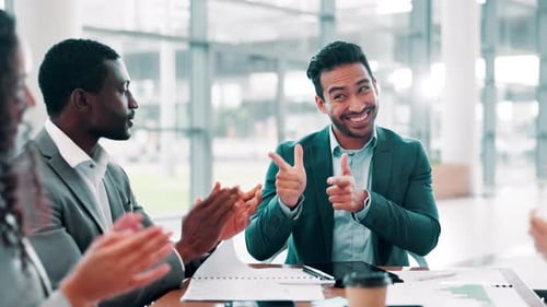 Feliz, empresários e homens aplaudem pelo encontro com boas notícias, pelo sucesso do discurso e pela celebração