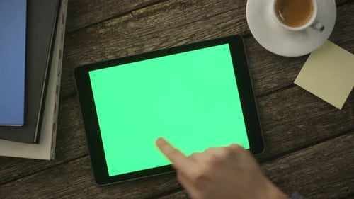 Verwenden des Tablet PCs im Querformat zu Hause. Ansicht von oben. Kausaler Lebensstil