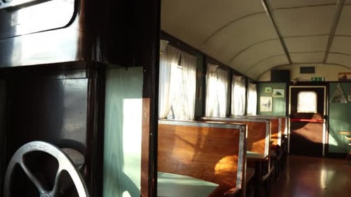 Vue arrière à pied d'un train d'époque transformé en restaurant. Portatif