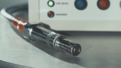 Hochtechnologische Elektronisch Geräte auf dem Tisch. Kabel für Nahaufnahme mit Stahlstecker. Professionell...