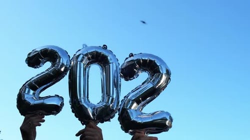 Silver Foil Number 2025 Mudança para Balão de Celebração de Ano Novo de 2026 em fundo de céu azul Happy New