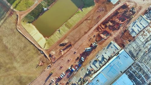 Vue aérienne du site de construction avec assemblage d'une grande structure d'usine moderne pour la production et