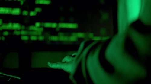 Hacker-Typcode, Glitchcode auf dunkelgrünem Bildschirm im Hintergrund