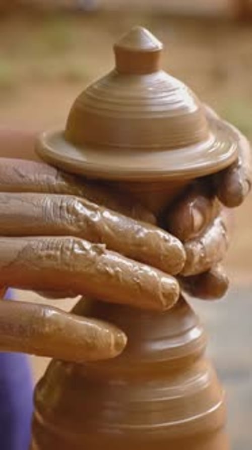 Mains de potier façonnant l'argile sur un tour de potier, pot en argile sculpté, Udaipur, Rajasthan, Inde