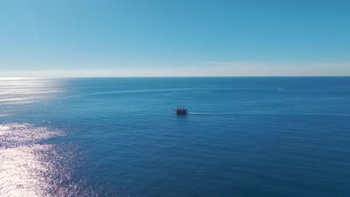 Vídeo aéreo Grande navio pirata se aproximando do porto histórico Uma vista panorâmica do oceano azul abaixo