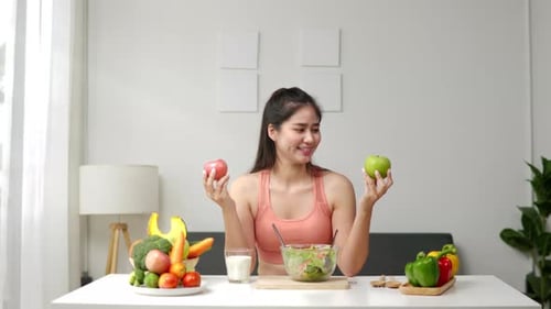 Una mujer sana prepara y come ensalada de frutas y verduras orgánicas en la cocina para un estilo de vida saludable