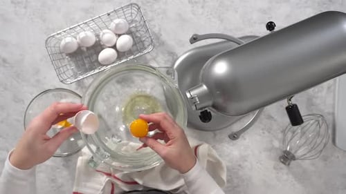 Zeitraffer Flat Lay Zutaten im Küchenmixer mischen, um Meringue-Pops mit Einhornmotiv zuzubereiten