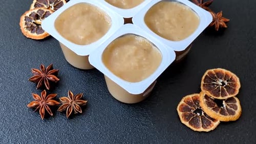 Sauce sucrée aux pommes, nourriture pour bébés, ingrédient en conserve pour les desserts. Compote de pommes